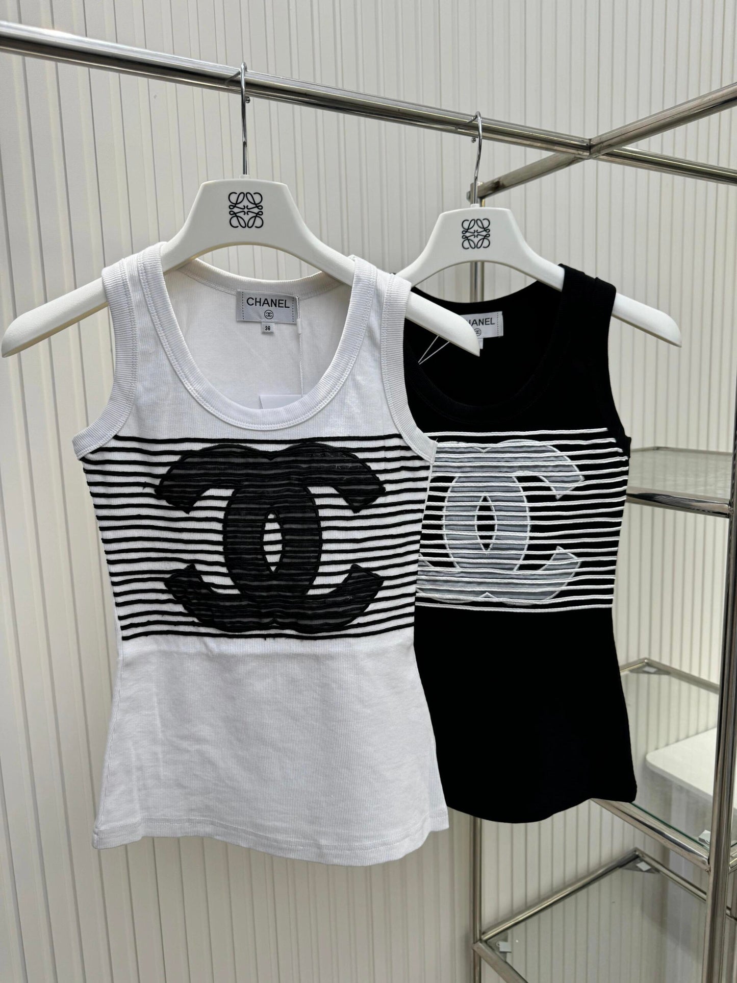 0528 Black and white textured logo embroidered vest