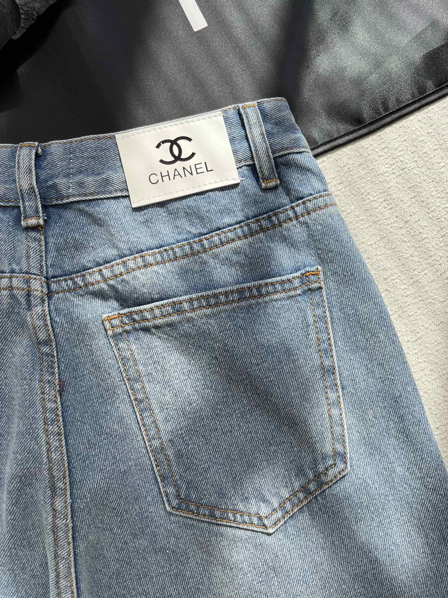 0528 Embossed letter jeans