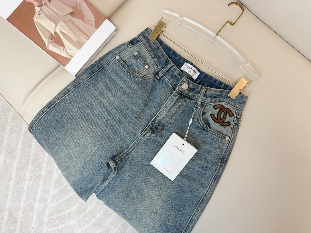 0528 Contrast color embroidered logo jeans