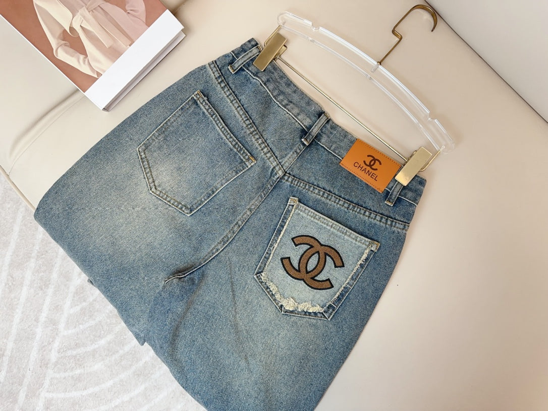 0528 Contrast color embroidered logo jeans