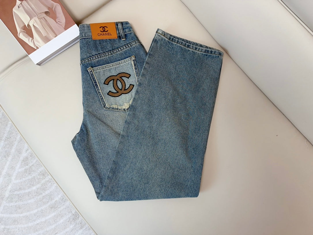 0528 Contrast color embroidered logo jeans