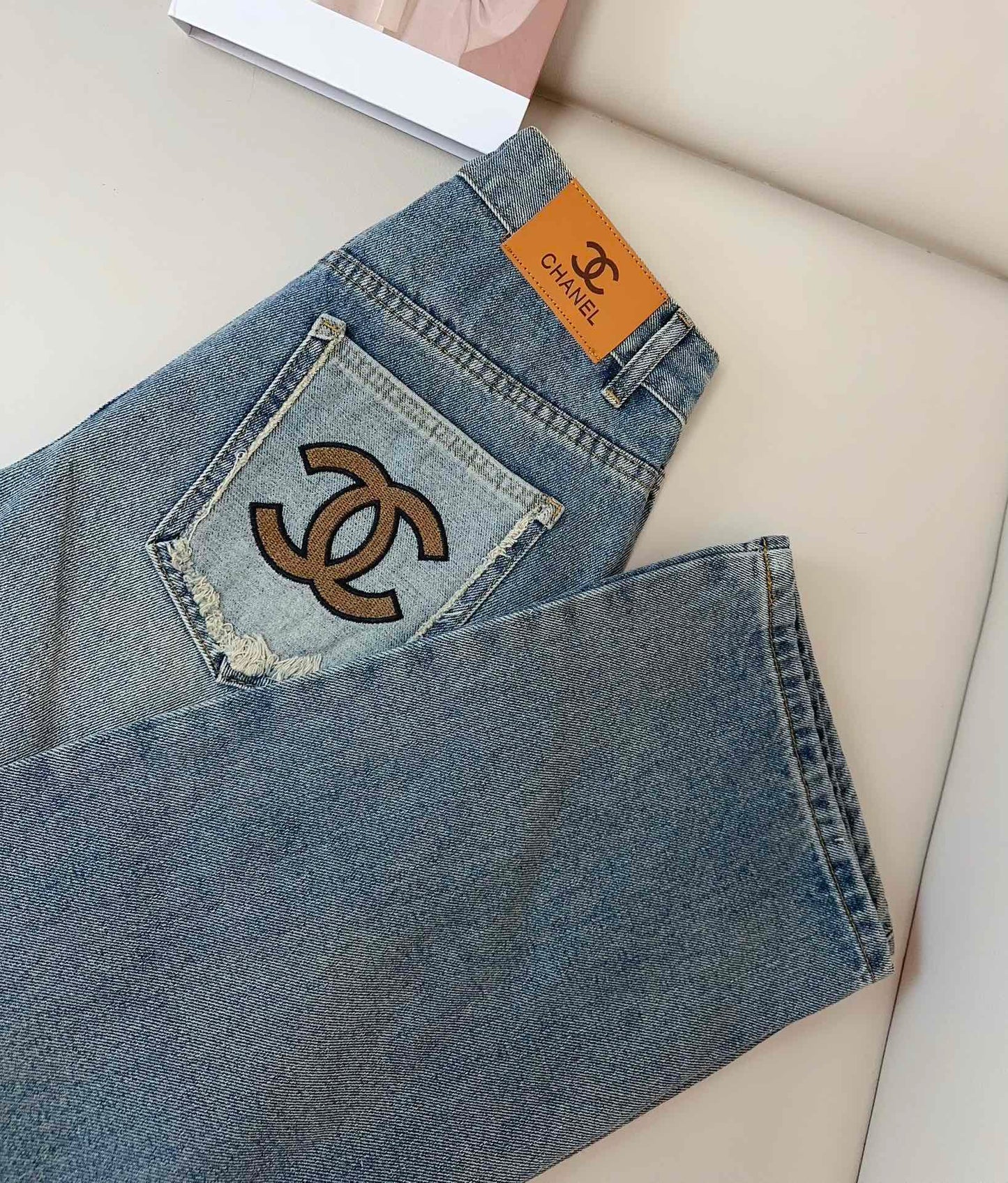 0528 Contrast color embroidered logo jeans