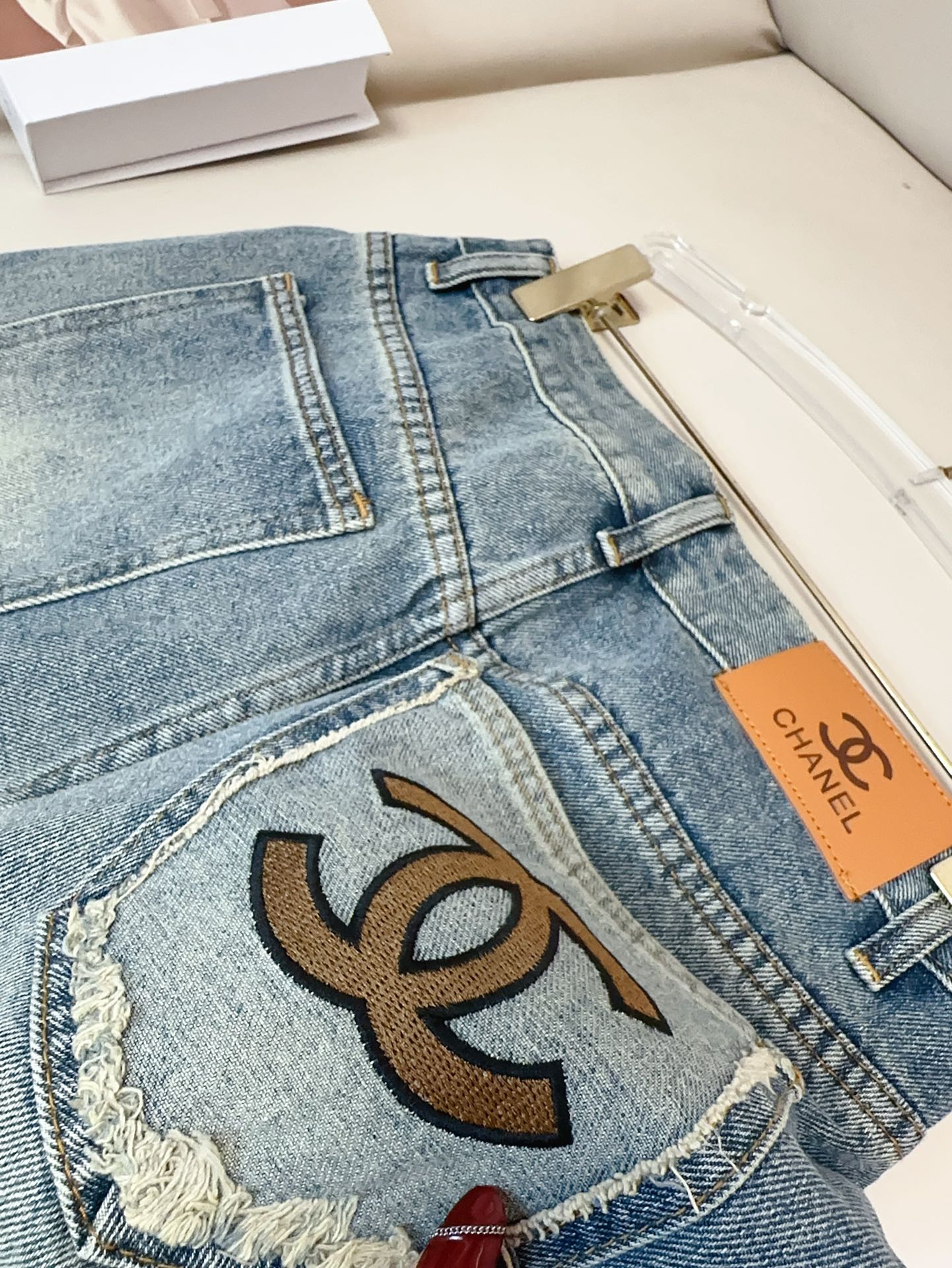 0528 Contrast color embroidered logo jeans