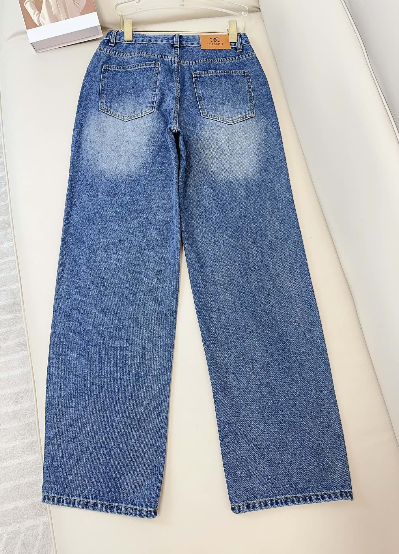 0528 Wide-leg jeans with dense embroidered logo on the hem