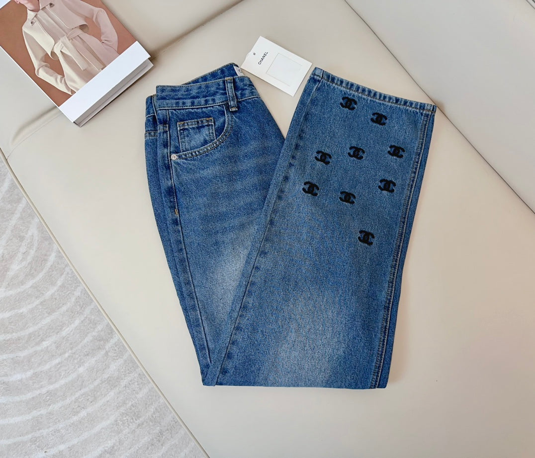 0528 Wide-leg jeans with dense embroidered logo on the hem