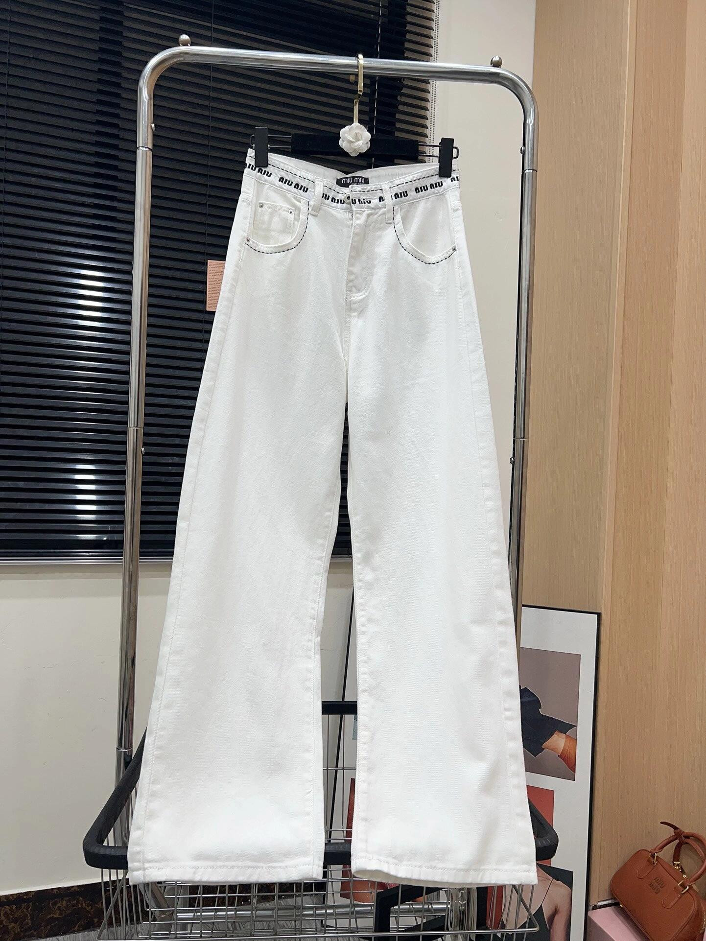 0528 White jeans with logo on waist