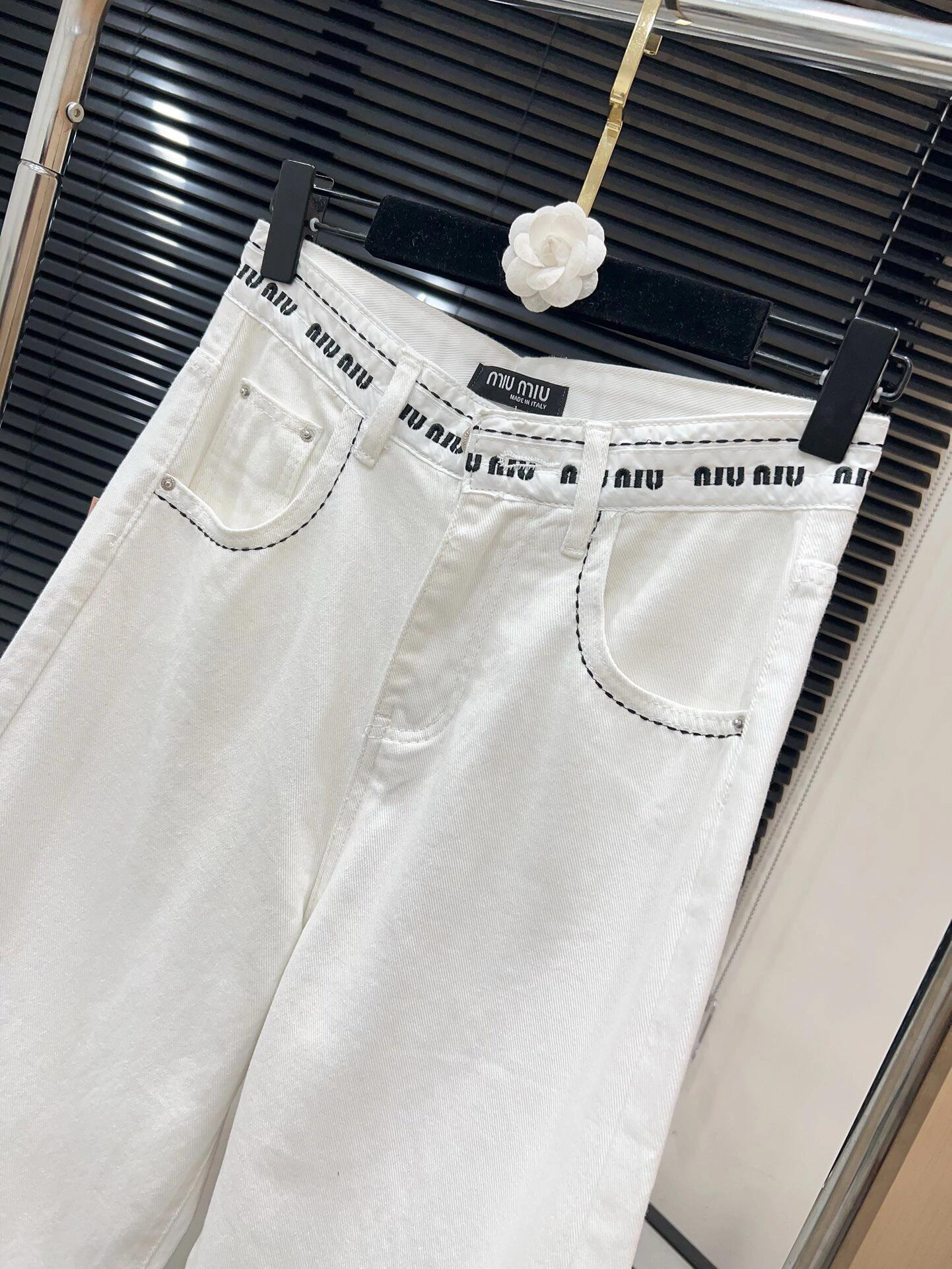 0528 White jeans with logo on waist