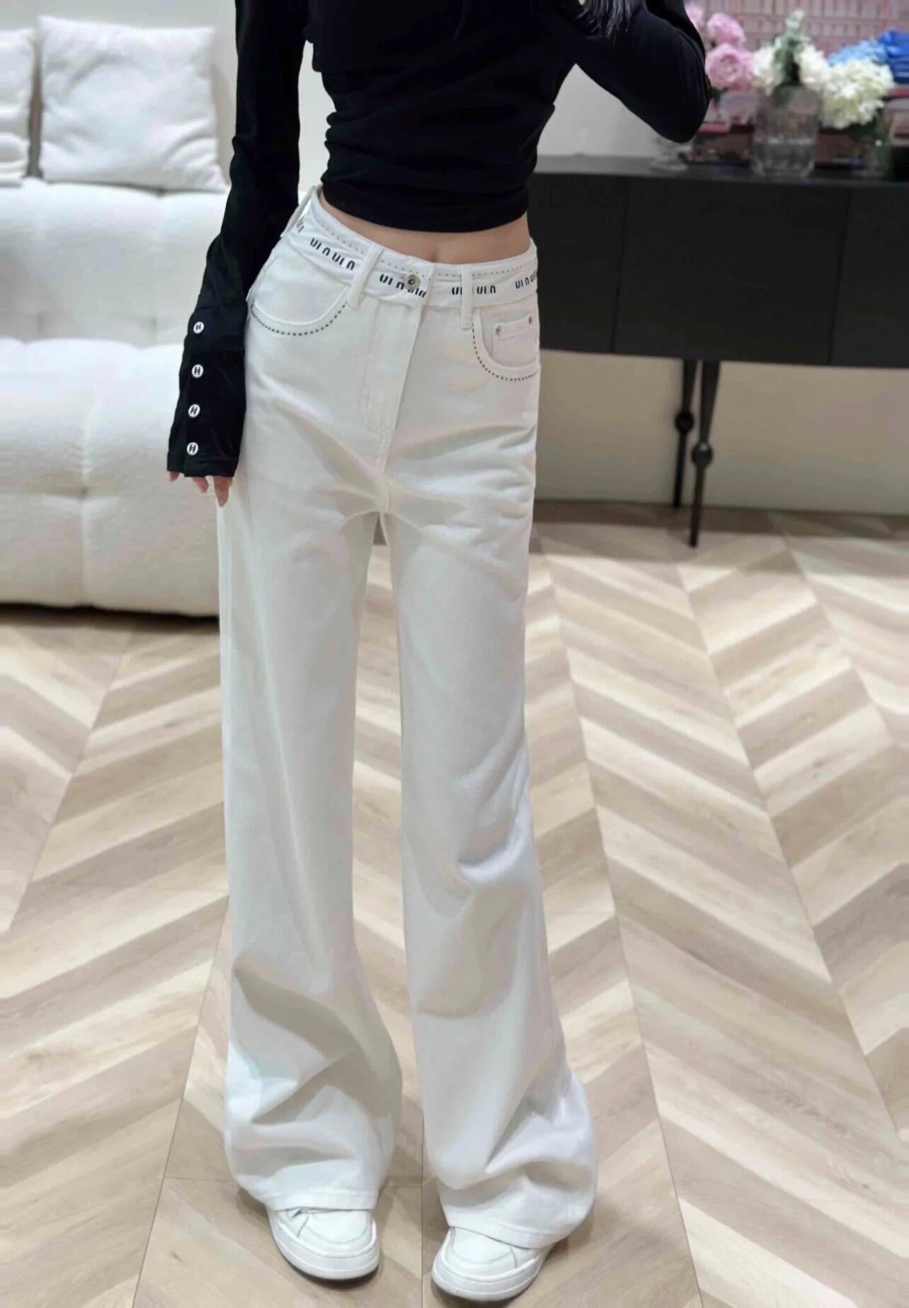 0528 White jeans with logo on waist